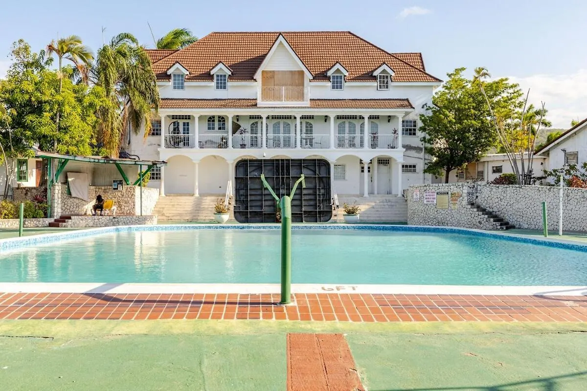 Compact Studio, Beach & Pool 204A Montego Bay